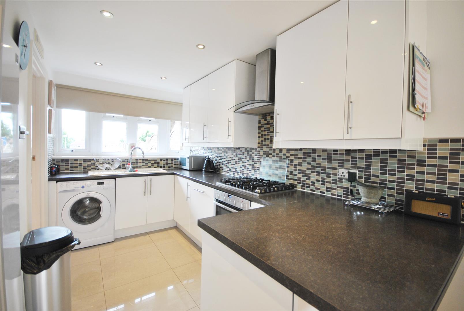 3 Bedrooms, House - End Terrace